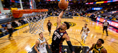 NBA赛场东西部球队激烈对抗，球员扣篮瞬间