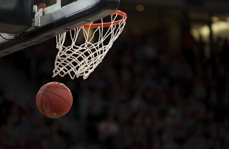 全球篮球赛事地图与比分显示屏幕，展示NBA、CBA及国际比赛实时更新