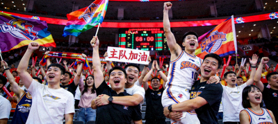CBA比赛现场球迷热烈庆祝主队得分