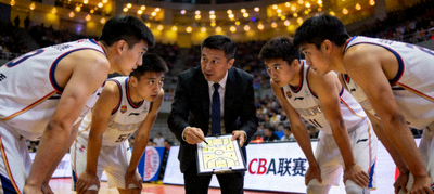 CBA球队教练在场边布置战术，球员认真聆听